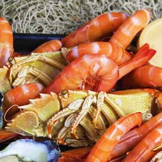 Fresh Feast seafood platter with bugs, prawns, oysters and lemon, delivered to Whitsunday Reflections, Airlie Beach